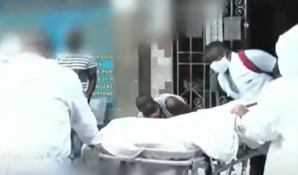 Uno de los familiares reveló que el hombre había viajado una hora por río para que lo atiendan. Foto: Captura/Noticias Caracol Uno de los familiares reveló que el hombre había viajado una hora por río para que lo atiendan. Foto: Captura/Noticias Caracol