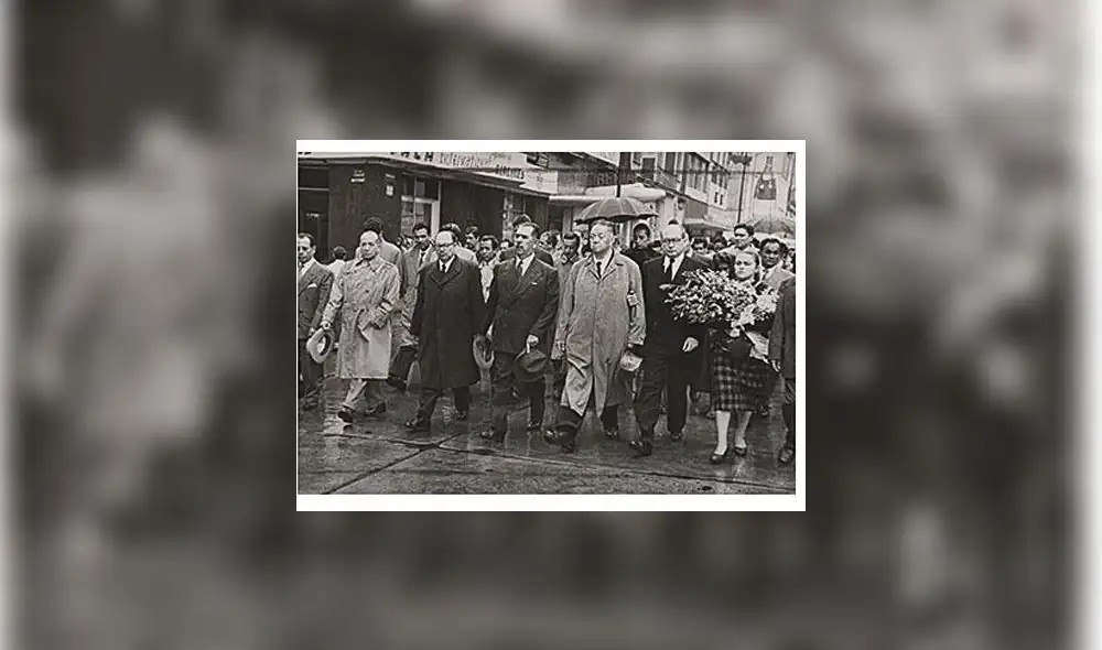 MEX4543. CIUDAD DE MÉXICO (MÉXICO), 21/07/2020.- Combo de fotografías mostradas en un catalogo cedidas este martes por Subastas Morton, que muestran el funeral de la artista mexicana Frida Kahlo. Un conjunto de fotografía de las honras fúnebres de la icónica artista mexicana Frida Kahlo se subastará en México el próximo sábado a 66 años de su muerte, informó este martes la casa Morton Subastas. EFE/Cortesía Subastas Morton/SOLO USO EDITORIAL
