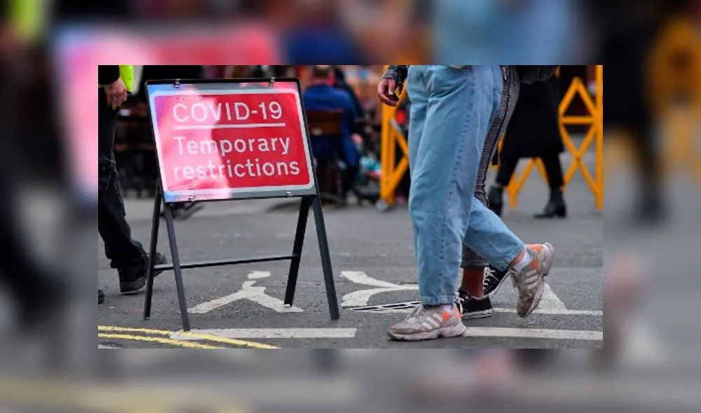 Un letrero de la COVID-19 muestra restricciones temporales en Soho, Londres el 16 de octubre de 2020. Foto: AFP