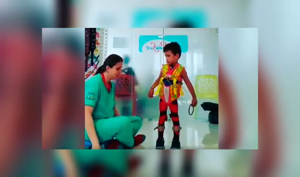 Facebook viral: Terapista llora de emoción al ver a niño caminar por primera vez [VIDEO]