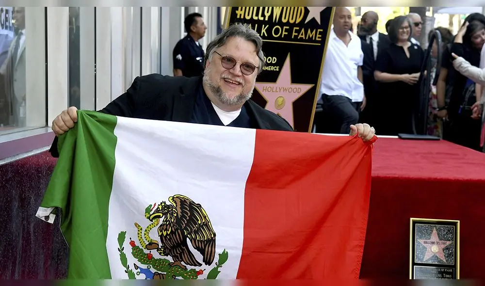 Guillermo del Toro besa bandera mexicana tras recibir estrella en Paseo de la Fama Guillermo del Toro besa bandera mexicana tras recibir estrella en Paseo de la Fama