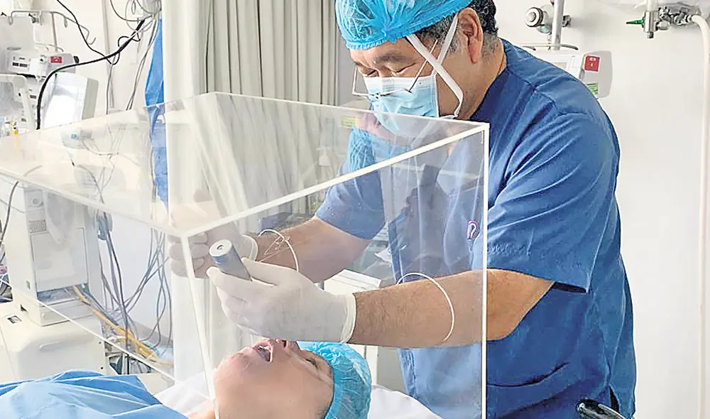 Operador. Doctor Watanabe muestra cómo se usa la caja. Foto: difusión