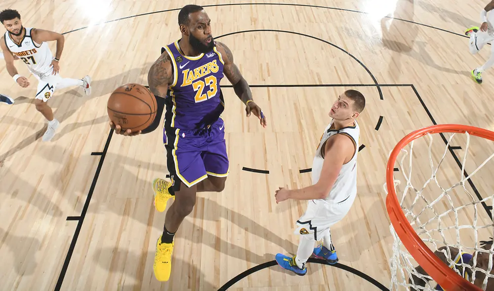 Lakers y Nuggets se miden en el quinto partidos de las Finales del Oeste por los Playoffs de la NBA. Foto: AFP