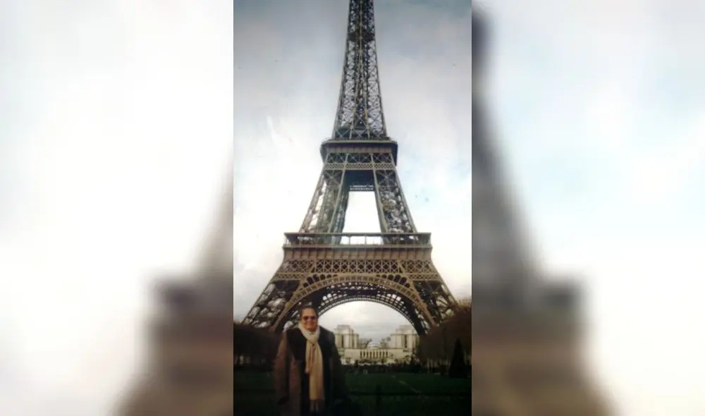 El cuadro más valioso que Josefa conserva es éste cuando le da una ofrenda al Papa Juan Pablo II. Es la única de dos reliquias que tenía de él. Foto: Luis Paucar. El cuadro más valioso que Josefa conserva es éste cuando le da una ofrenda al Papa Juan Pablo II. Es la única de dos reliquias que tenía de él. Foto: Luis Paucar.