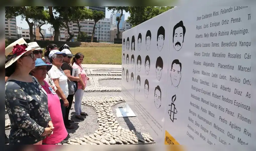 Develan mural con rostros de víctimas en rechazo al indulto a Fujimori [FOTOS]