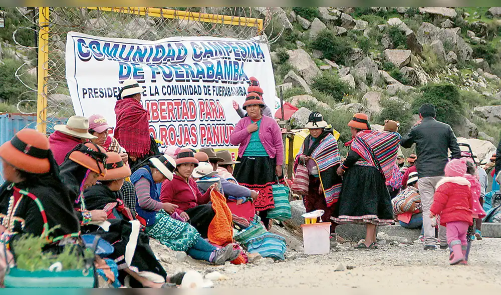 Comuneros exigen liberar a asesores y prosiguen bloqueo Comuneros exigen liberar a asesores y prosiguen bloqueo