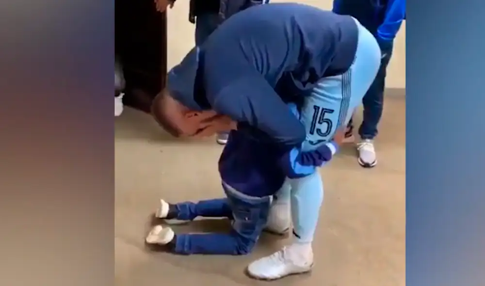 Niño hincha de Bolívar se arrodilló ante Juan Miguel Callejón.