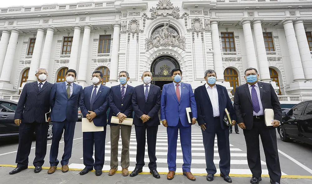 El dato. Parte de los generales PNP pasados al retiro, cuando recurrieron al Congreso para que reconsideraran la decisión del presidente Francisco Sagasti y el exministro Rubén Vargas. Foto: Félix Contreras/La República