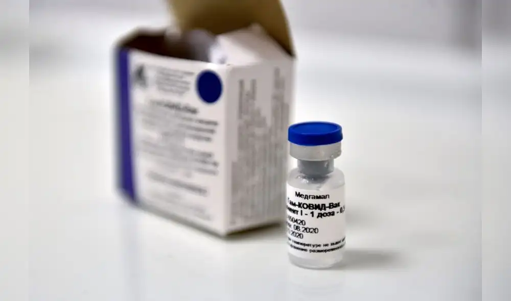 Frasco con la vacuna contra el coronavirus de Rusia antes de la inoculación de un voluntario. Foto: AFP. Frasco con la vacuna contra el coronavirus de Rusia antes de la inoculación de un voluntario. Foto: AFP.