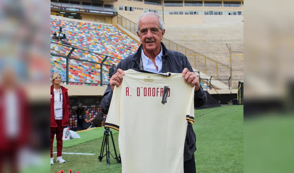 El cuadro crema obsequió una camiseta con el nombre bordado a cada integrante de River Plate. Foto: Twitter Club Universitario de Deportes.