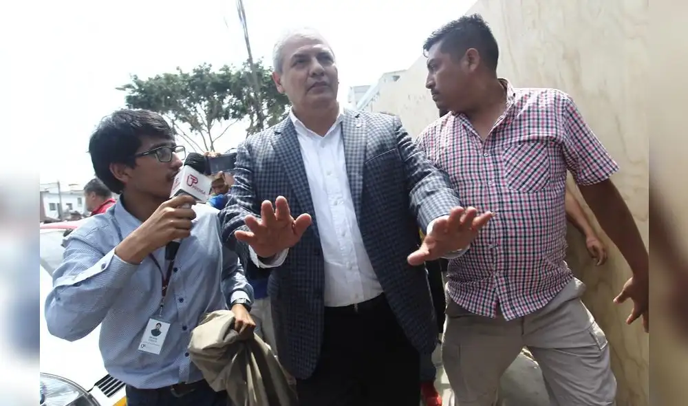 Alan Garcia: militantes del APRA llegan al hospital tras muerte del expresidente [FOTOS]