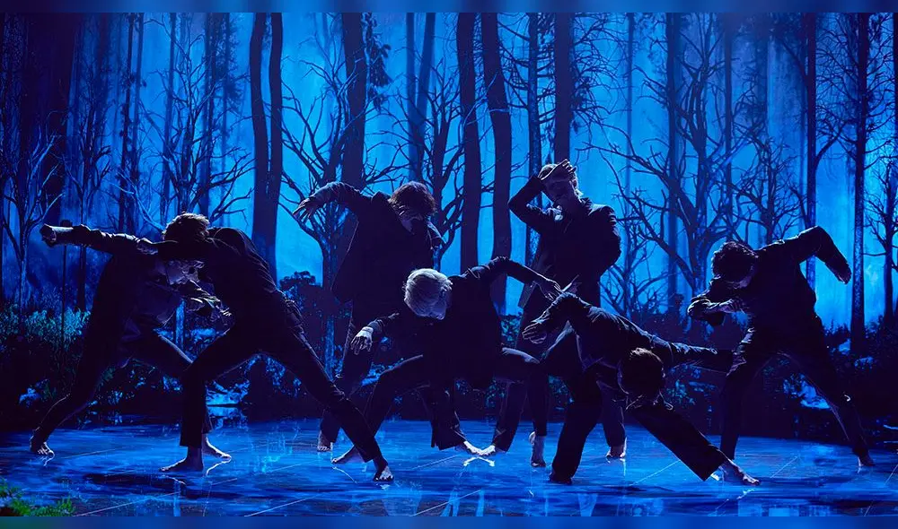 BTS durante su primera performance de Black Swan.