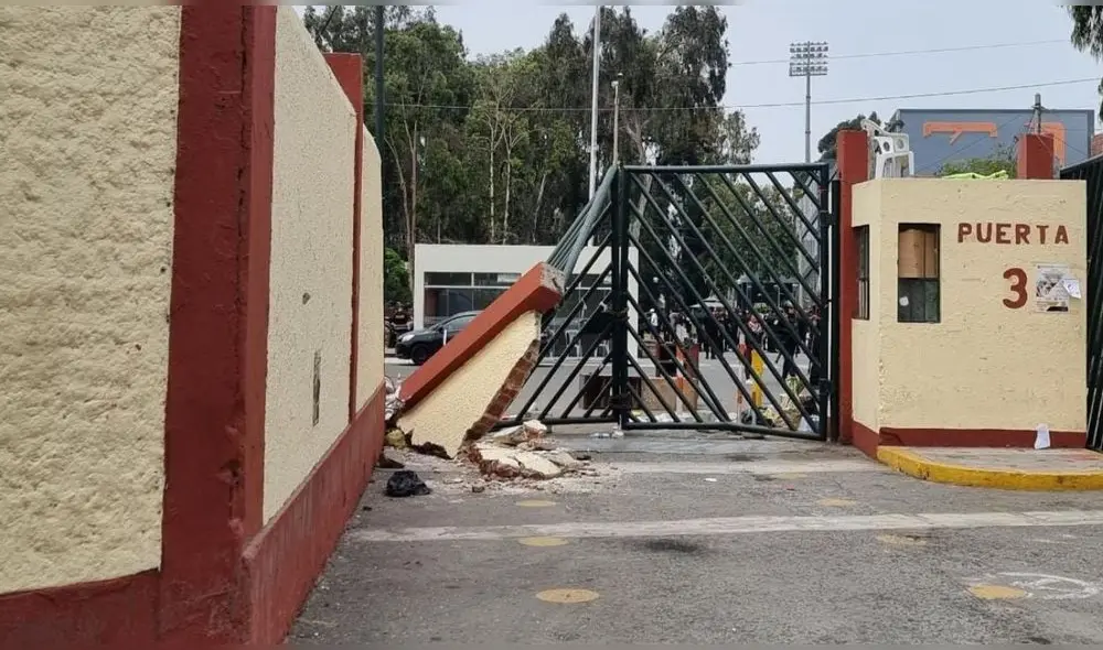 Así resultó la puerta 3 de la Universidad Nacional Mayor de San Marcos luego del uso desproporcionado de violencia por parte de la PNP. Foto: difusión Así resultó la puerta 3 de la Universidad Nacional Mayor de San Marcos luego del uso desproporcionado de violencia por parte de la PNP. Foto: difusión