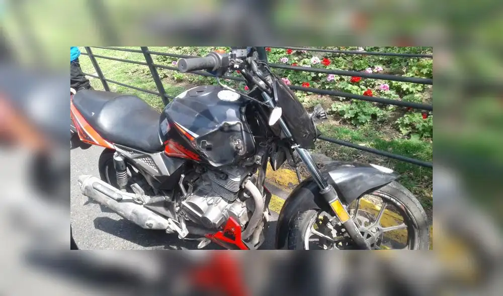 Oportuna reacción de serenos logró frustrar el robo ejecutado por jóvenes que se desplazaban en una moto. (Foto: Serenazgo de Miraflores) Oportuna reacción de serenos logró frustrar el robo ejecutado por jóvenes que se desplazaban en una moto. (Foto: Serenazgo de Miraflores)