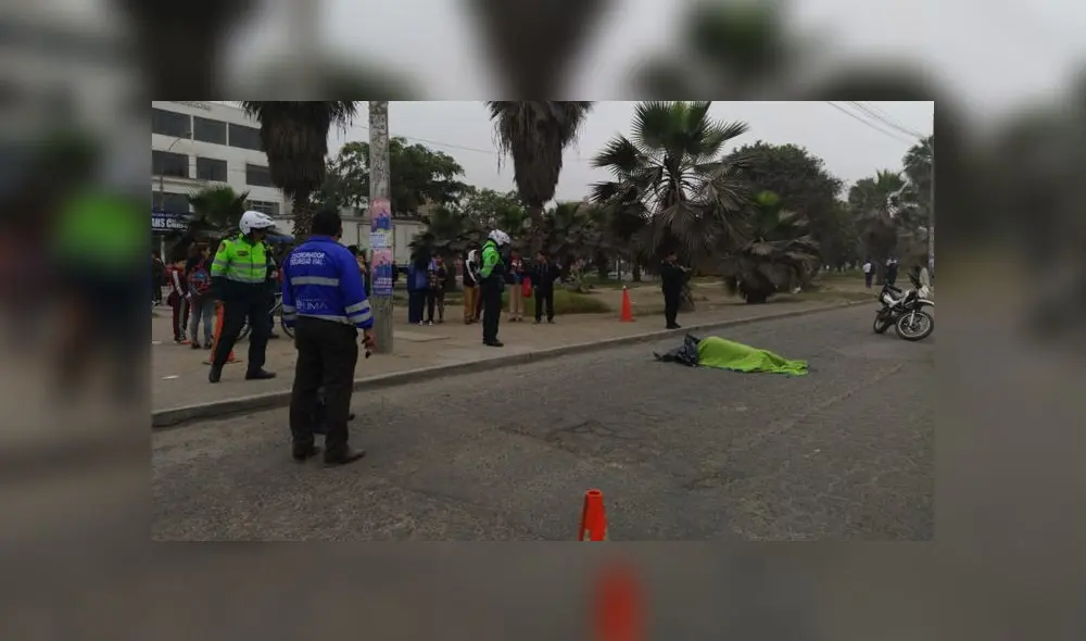 Vecinos se quejaron que el mal estado de las pistas y la falta de semáforos producen constantes accidentes mortales. (Foto: Grace Mora / La República) Vecinos se quejaron que el mal estado de las pistas y la falta de semáforos producen constantes accidentes mortales. (Foto: Grace Mora / La República)