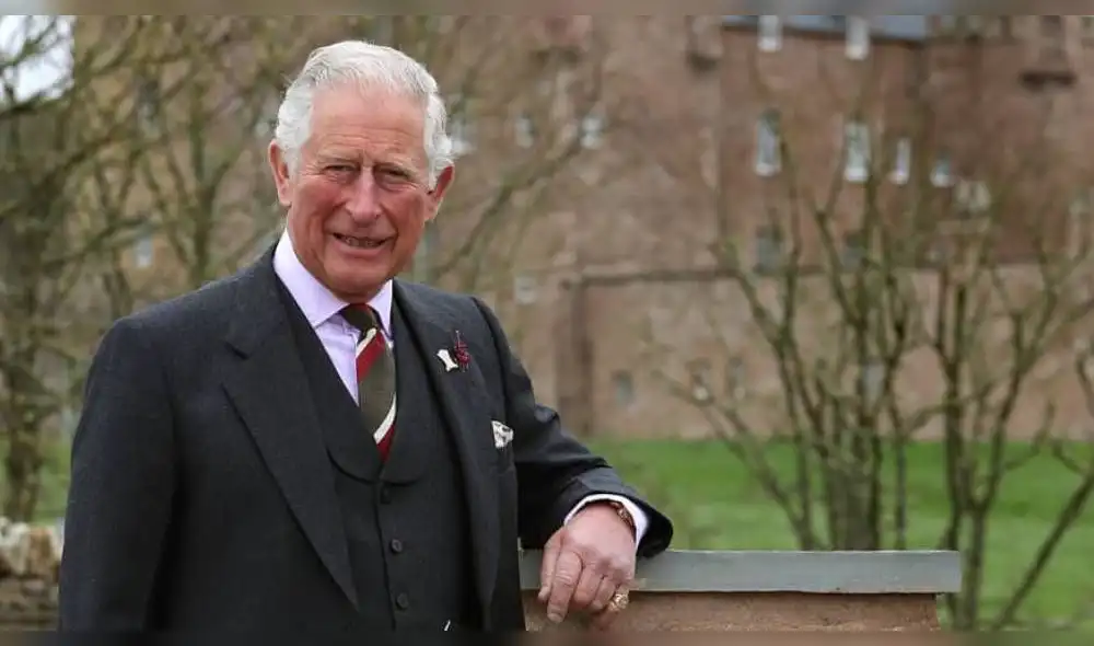 Trabajadores de su residencia y su esposa Camila Parker-Bowles aún continúan en aislamiento. (Foto: Instagram)