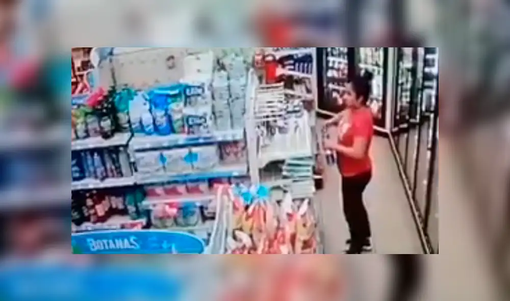 Facebook Viral: mujer es captada untándose líquido limpiador en su zona íntima para robar en tienda 