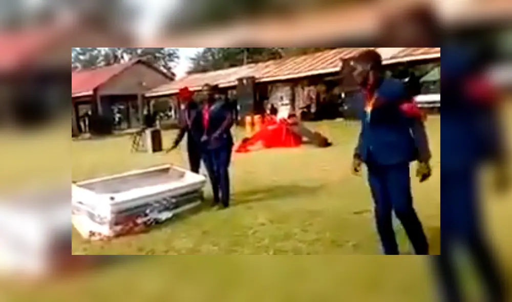 YouTube viral: hombres danzan con ataúd en hombros y un descuido hace que el cadáver caiga [VIDEO]
