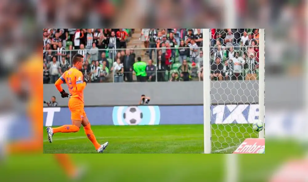 El arquero de Fortaleza no pudo reaccionar ante el remate de Juninho en propia puerta. (Imagen: Twitter Atlético Mineiro)