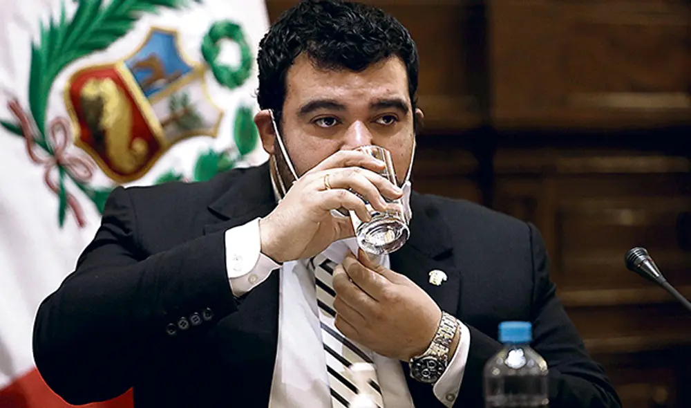 Dilema. Aliaga es asesorado por abogado que dilató deudas de empresa de su padre. Foto: Jorge Cerdán.