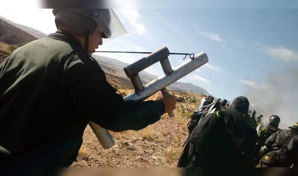 Ayacucho: 4 mil invasores se resisten a desalojo y dejan 11 policías heridos [VIDEO]