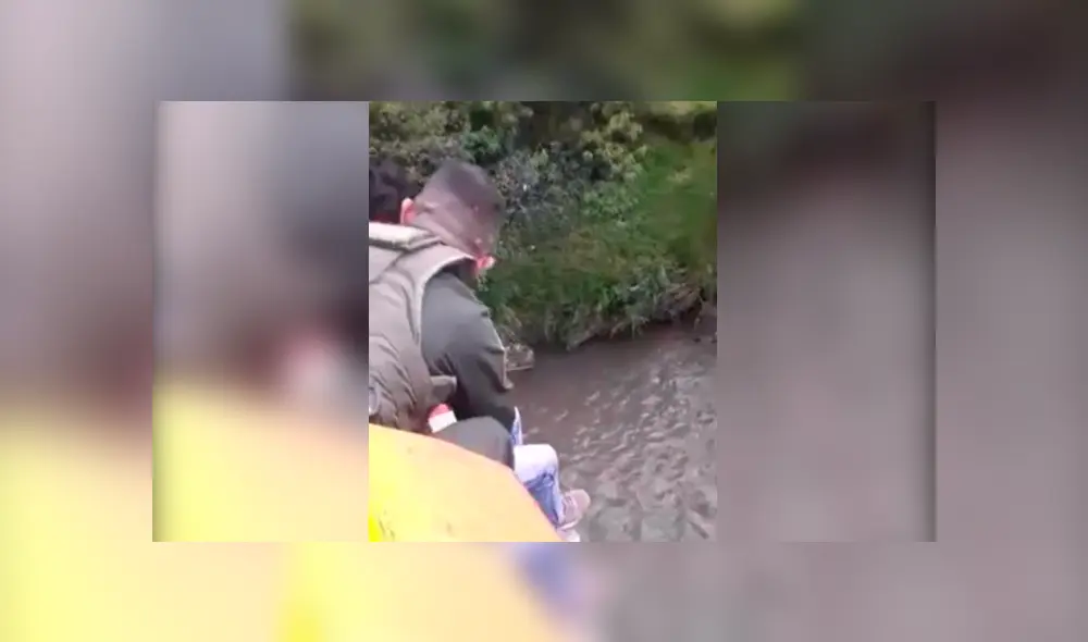 Policías colombianos salvan a un joven que pretendía suicidarse. Foto: Minuto 30