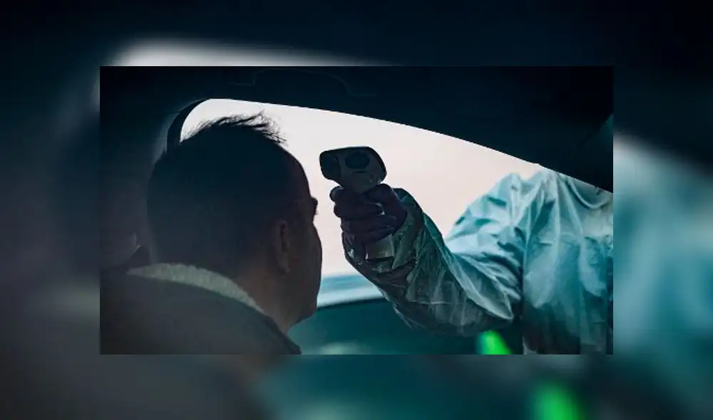 Un médico mide la temperatura corporal de un automovilista que pasa el cruce fronterizo esloveno-italiano. Foto: AFP. Un médico mide la temperatura corporal de un automovilista que pasa el cruce fronterizo esloveno-italiano. Foto: AFP.