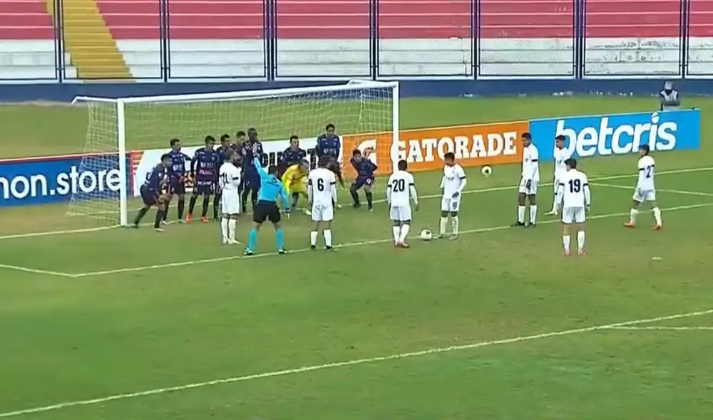 El segundo tiempo del duelo entre 'santos' y 'poetas' dejó esta curiosa postal. Foto: Captura de TV/Gol Perú El segundo tiempo del duelo entre 'santos' y 'poetas' dejó esta curiosa postal. Foto: Captura de TV/Gol Perú