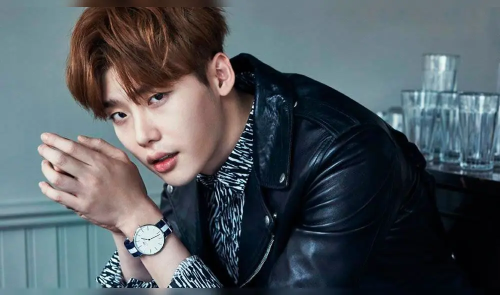 El actor Lee Jong Suk es fotografiado por primera vez durante su servicio militar