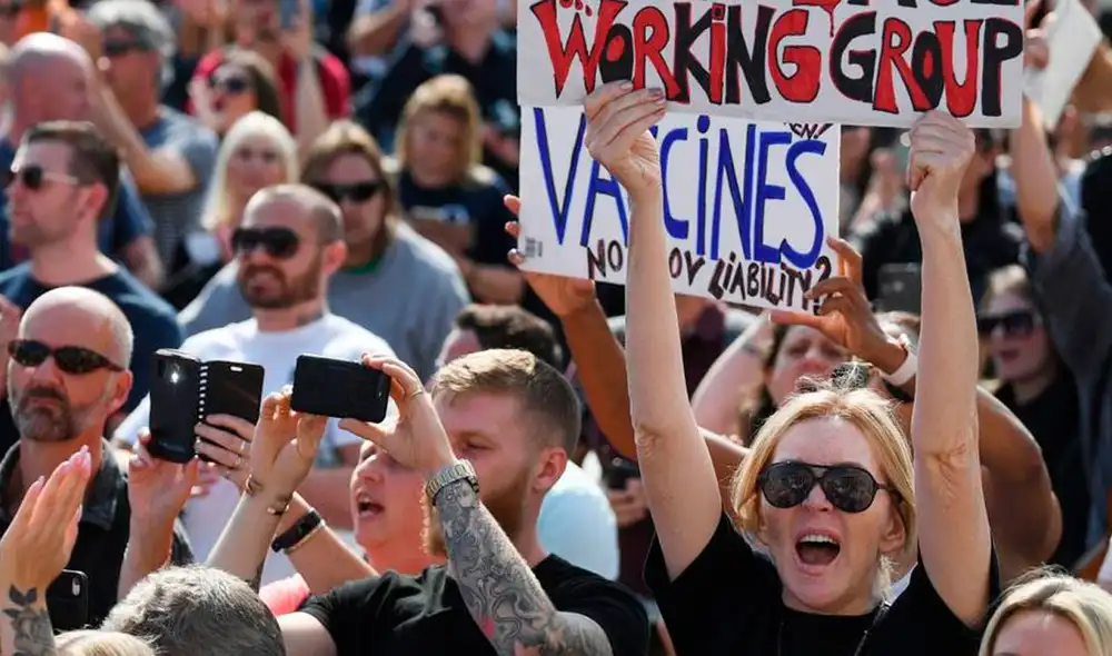 El acto fue convocado por el grupo “Resiste y Actúa por la Libertad”, liderado por Kate Shemirani: “Somos la resistencia”, vociferaban. Foto: EFE El acto fue convocado por el grupo “Resiste y Actúa por la Libertad”, liderado por Kate Shemirani: “Somos la resistencia”, vociferaban. Foto: EFE