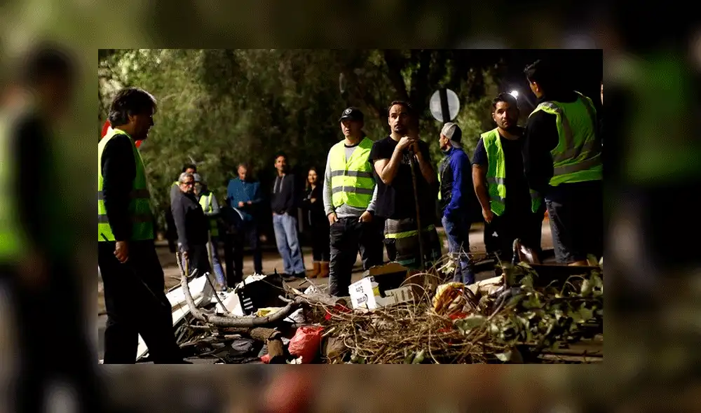 Los vecinos se organizan para detener los saqueos y cuidar sus casas. Los "chalecos amarillos" de Chile. Foto: Sonar / Twitter. Los vecinos se organizan para detener los saqueos y cuidar sus casas. Los "chalecos amarillos" de Chile. Foto: Sonar / Twitter.