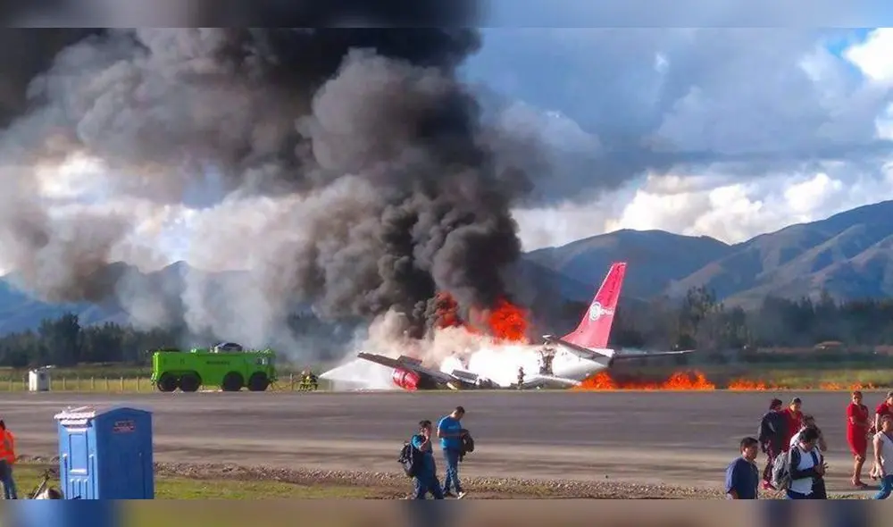 Jauja: avión se incendia tras aterrizar y 140 pasajeros son evacuados Jauja: avión se incendia tras aterrizar y 140 pasajeros son evacuados