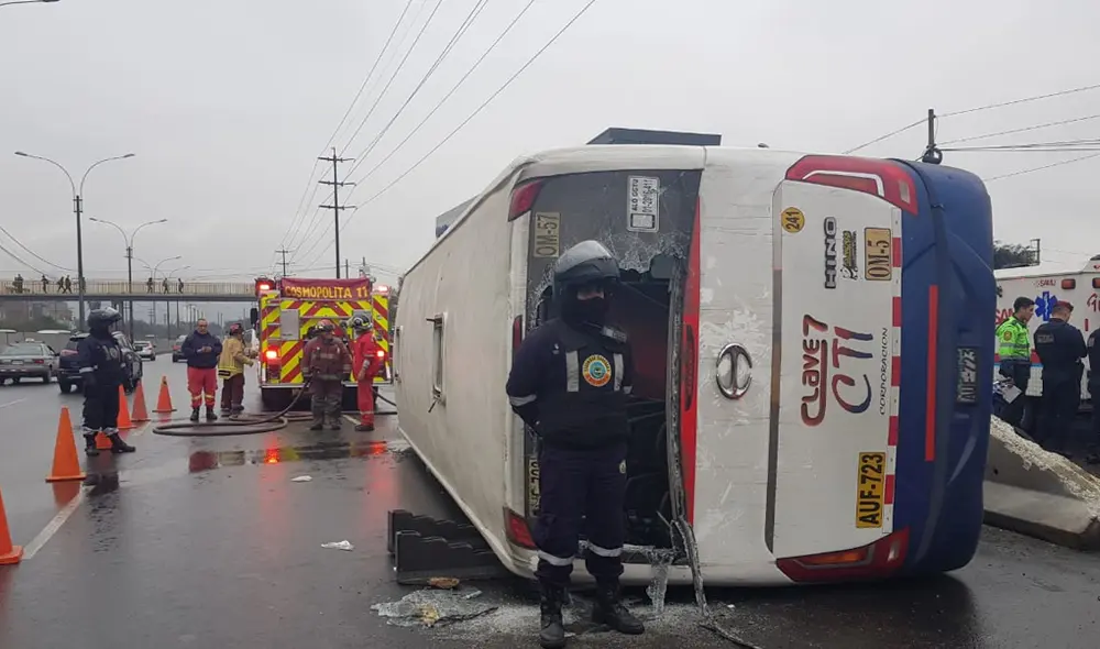 Los pasajeros fueron rescatados por personal de emergencia.