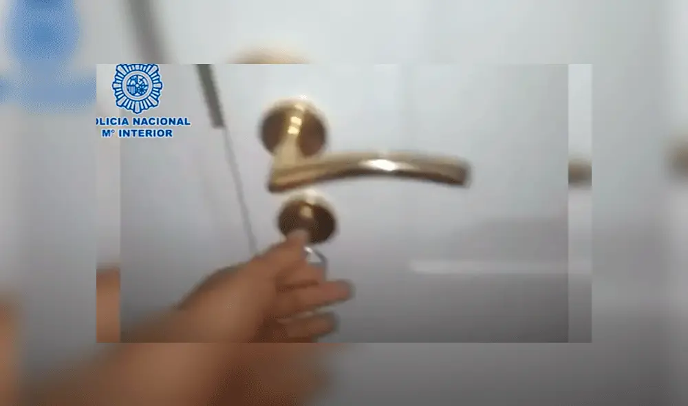 La puerta del cuarto donde supuestamente estaba secuestrado el hombre. Fuente: Policía Nacional de España.