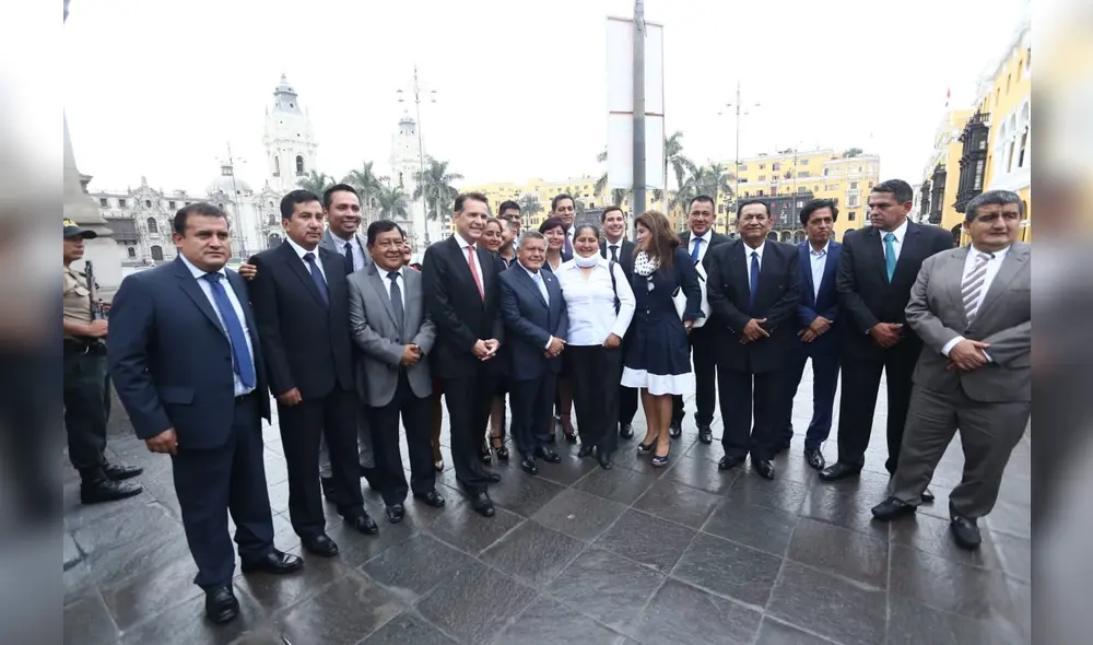 Virtuales legisladores de Alianza Para el Progreso, junto a César Acuña, se presentaron en Palacio para reunirse con Martín Vizcarra.