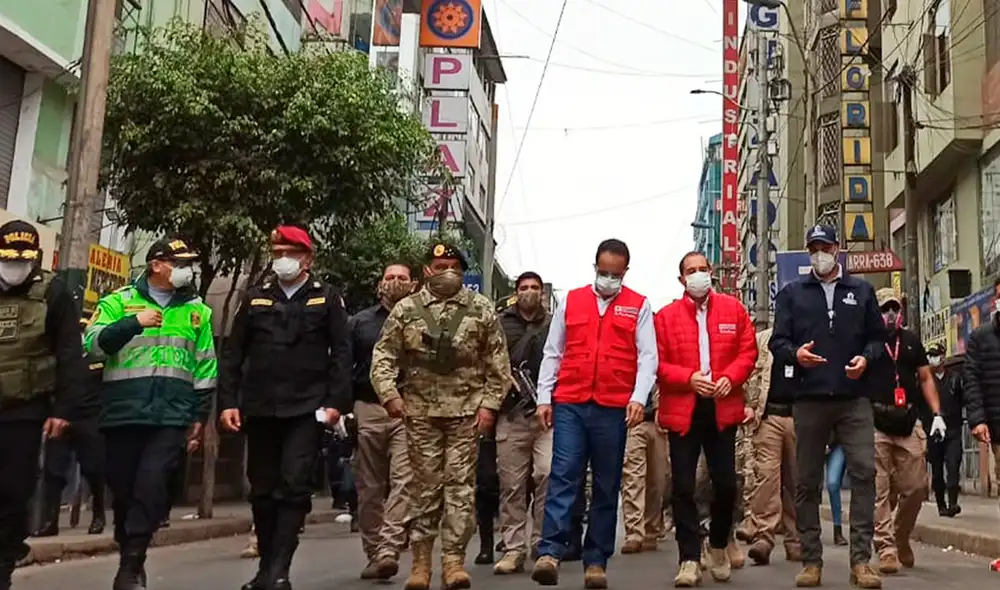Ministros Gastón Rodríguez, Walter Martos y el alcalde George Forsyth lideraron el operativo que bloqueó acceso a Gamarra. Foto: