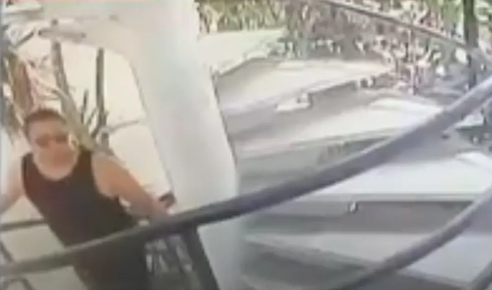 Las cámaras registraron cuando Galarza ayudó a su pareja a mudarse un día antes de que estallé el escándalo. Foto: Captura de Panamericana Las cámaras registraron cuando Galarza ayudó a su pareja a mudarse un día antes de que estallé el escándalo. Foto: Captura de Panamericana