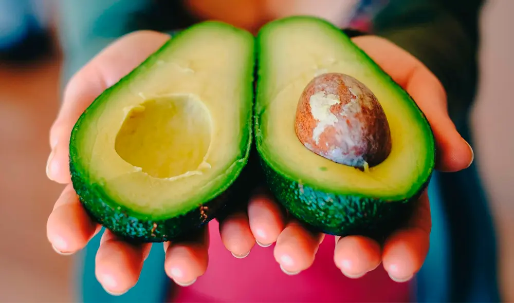 Una joven sorprende con método para mantener frescas las paltas por mucho tiempo. Foto: Internet Una joven sorprende con método para mantener frescas las paltas por mucho tiempo. Foto: Internet