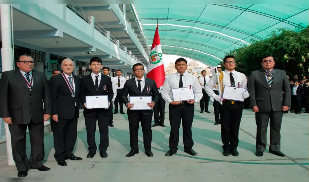 Alumnos son condecorados por ocupar los primeros puestos. Alumnos son condecorados por ocupar los primeros puestos.