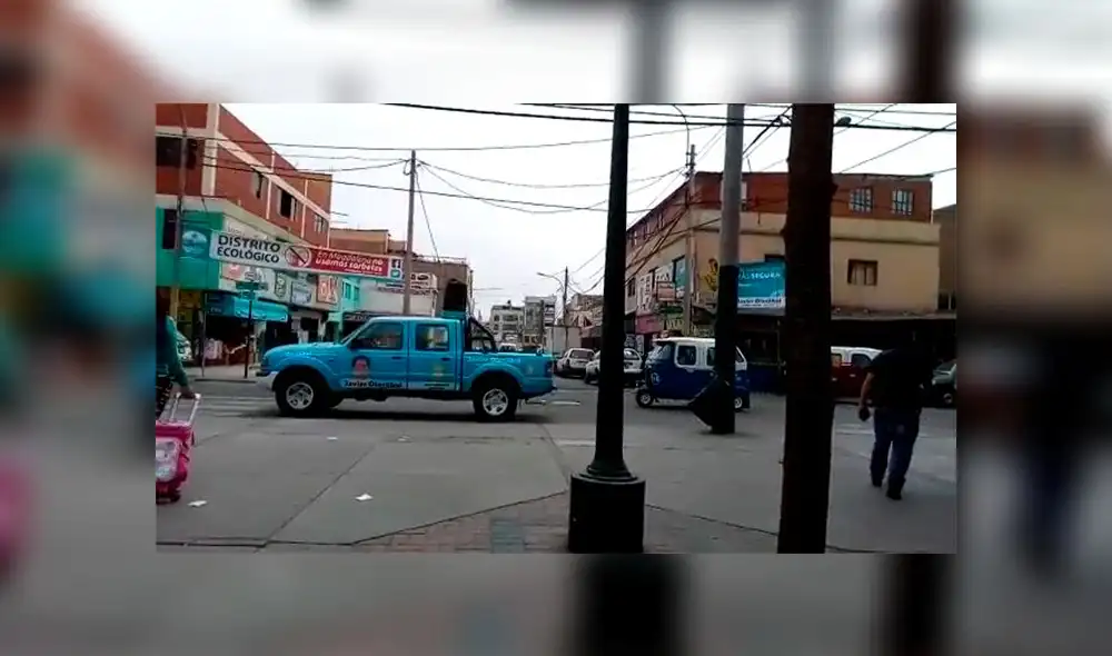 Vehículo de partido político infringe las normas de tránsito [VIDEO]