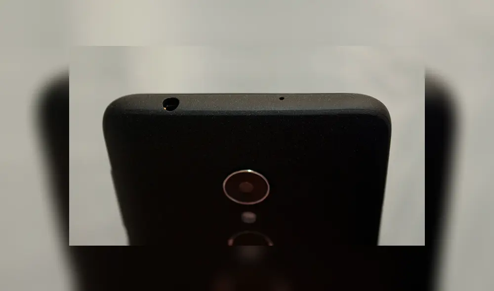 Conector 3.5 mm para audífonos y micrófono secundario. | Foto: Carol Larrain