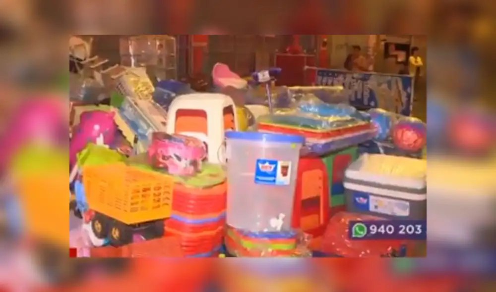 Los Olivos: incendio consume galería de plástico y genera pánico en los vecinos Los Olivos: incendio consume galería de plástico y genera pánico en los vecinos