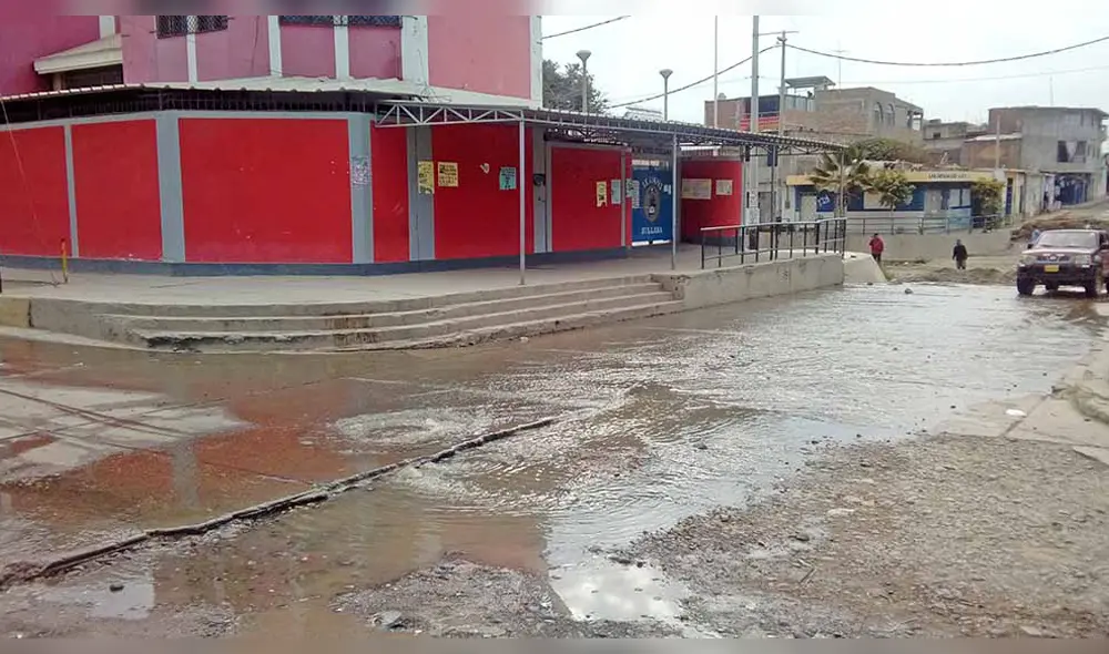 Aguas residuales emanadas por los desagües rodean al colegio.
