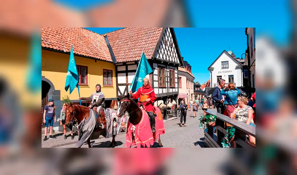 Ocho hombres a caballo pasean por la isla para evitar que los visitantes se aglomeren a un solo punto con el fin de evitar el contagio del coronavirus. Foto: Clarín Ocho hombres a caballo pasean por la isla para evitar que los visitantes se aglomeren a un solo punto con el fin de evitar el contagio del coronavirus. Foto: Clarín