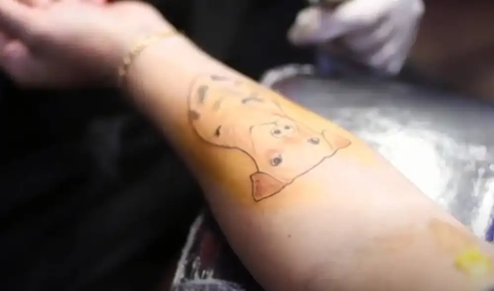Desliza las imágenes para apreciar el increíble tatuaje que un joven se hizo en el brazo en honor a su perro. Foto: captura de YouTube Desliza las imágenes para apreciar el increíble tatuaje que un joven se hizo en el brazo en honor a su perro. Foto: captura de YouTube