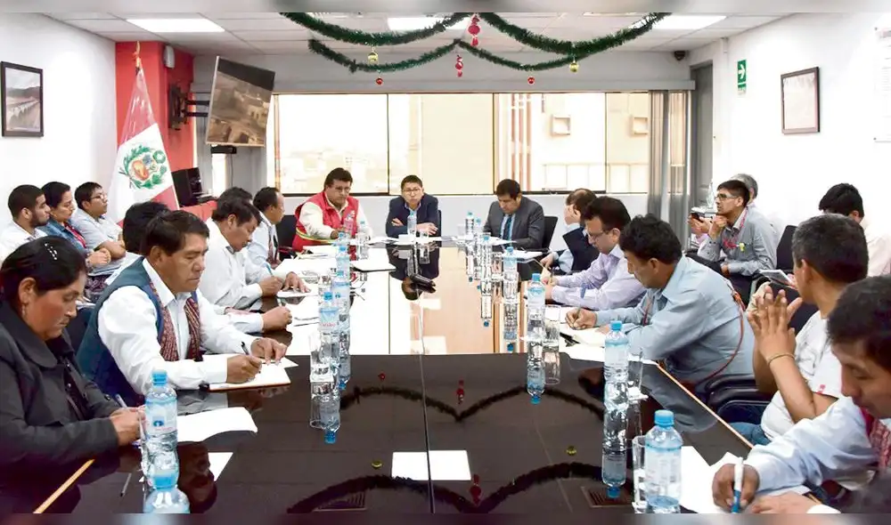 REUNIÓN. Líderes y autoridades de Chinchero en el MTC. REUNIÓN. Líderes y autoridades de Chinchero en el MTC.