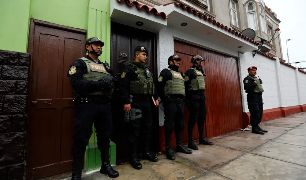 Intervención en oficina de Academia Cantolao. Foto: Jorge Cerdán.