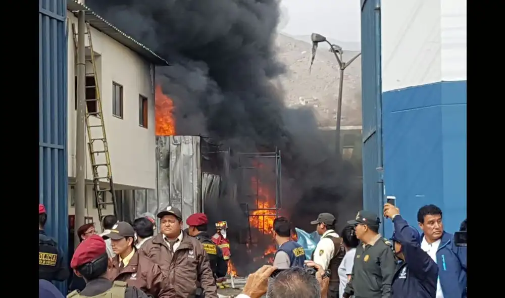 San Juan de Lurigancho: Bomberos apagaron incendio en sede del Ministerio Público [VIDEO]
