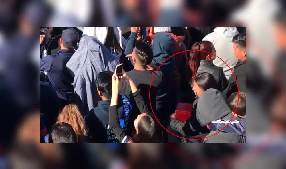 Mujer lleva cenizas de su esposo a festejar el triunfo del Monterrey. (Foto: Captura)