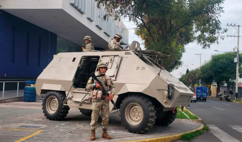 Ejército resguarda Ministerio Público en Arequipa. Foto: La República Ejército resguarda Ministerio Público en Arequipa. Foto: La República